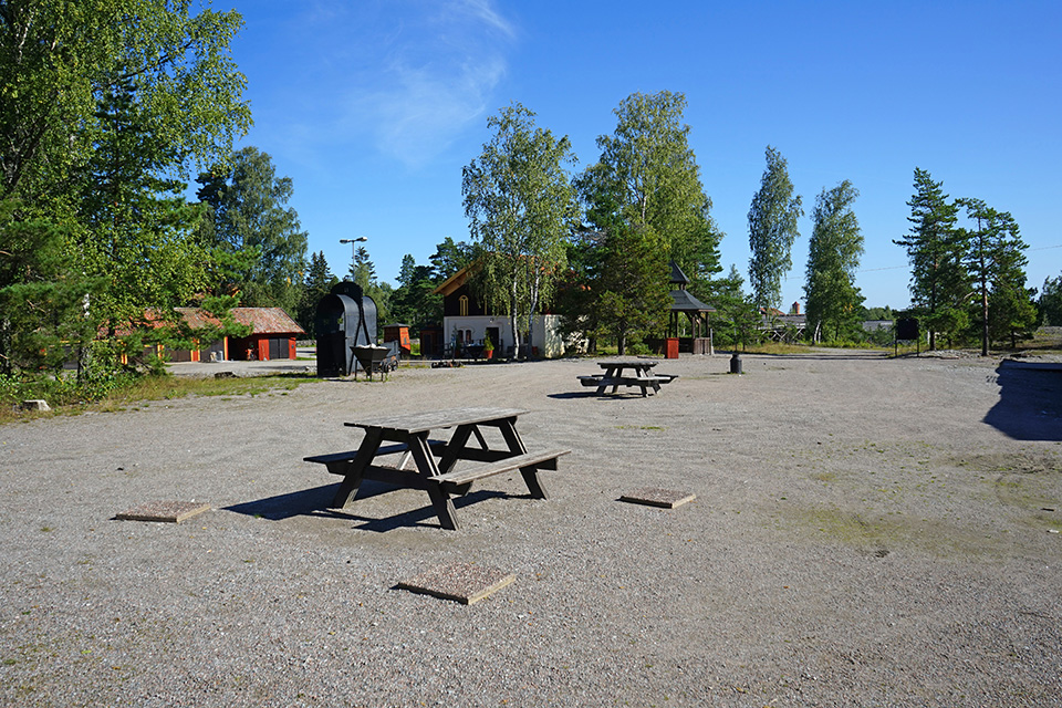 Bild på centrala gruvområdet, på bilden syns gruvstallet och Pumpborrningshuset